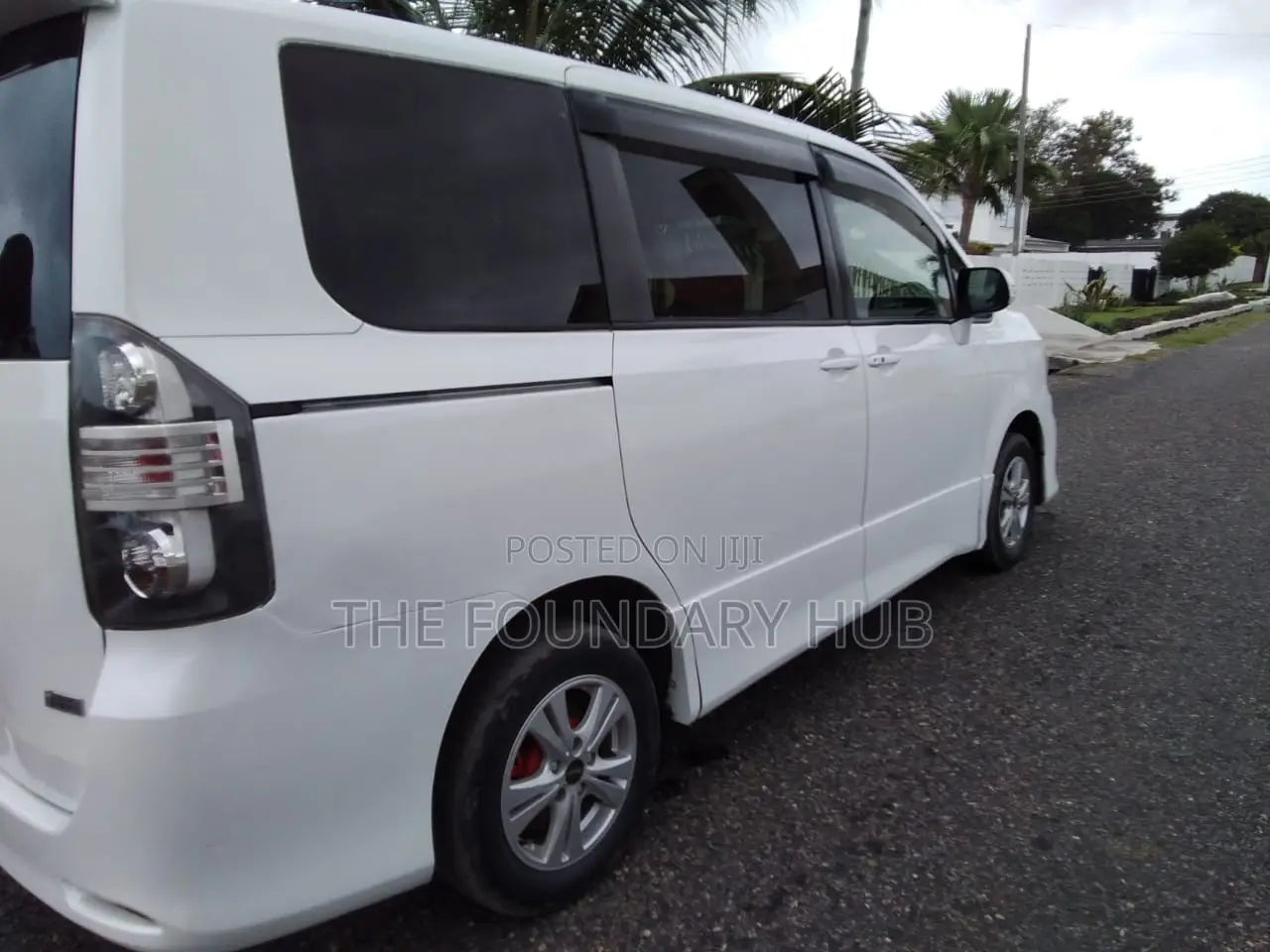 Toyota Voxy X L Edition 4WD 8-Seater 2011 White