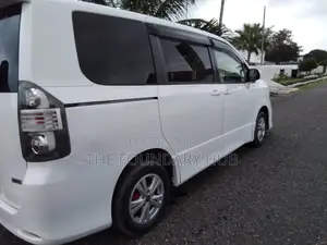 Toyota Voxy X L Edition 4WD 8-Seater 2011 White