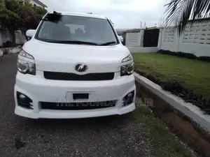 Toyota Voxy X L Edition 4WD 8-Seater 2011 White