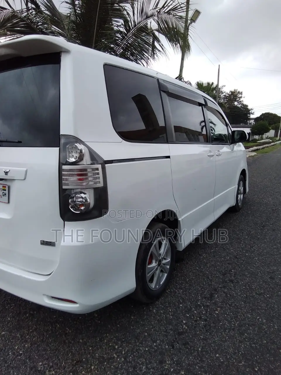 Toyota Voxy X L Edition 4WD 8-Seater 2011 White
