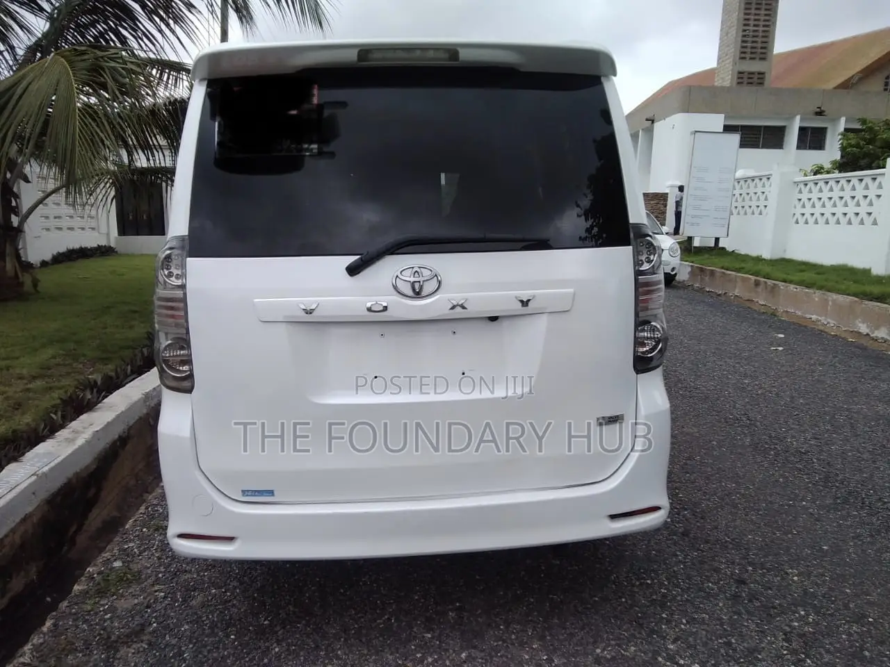 Toyota Voxy X L Edition 4WD 8-Seater 2011 White