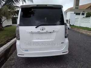 Toyota Voxy X L Edition 4WD 8-Seater 2011 White