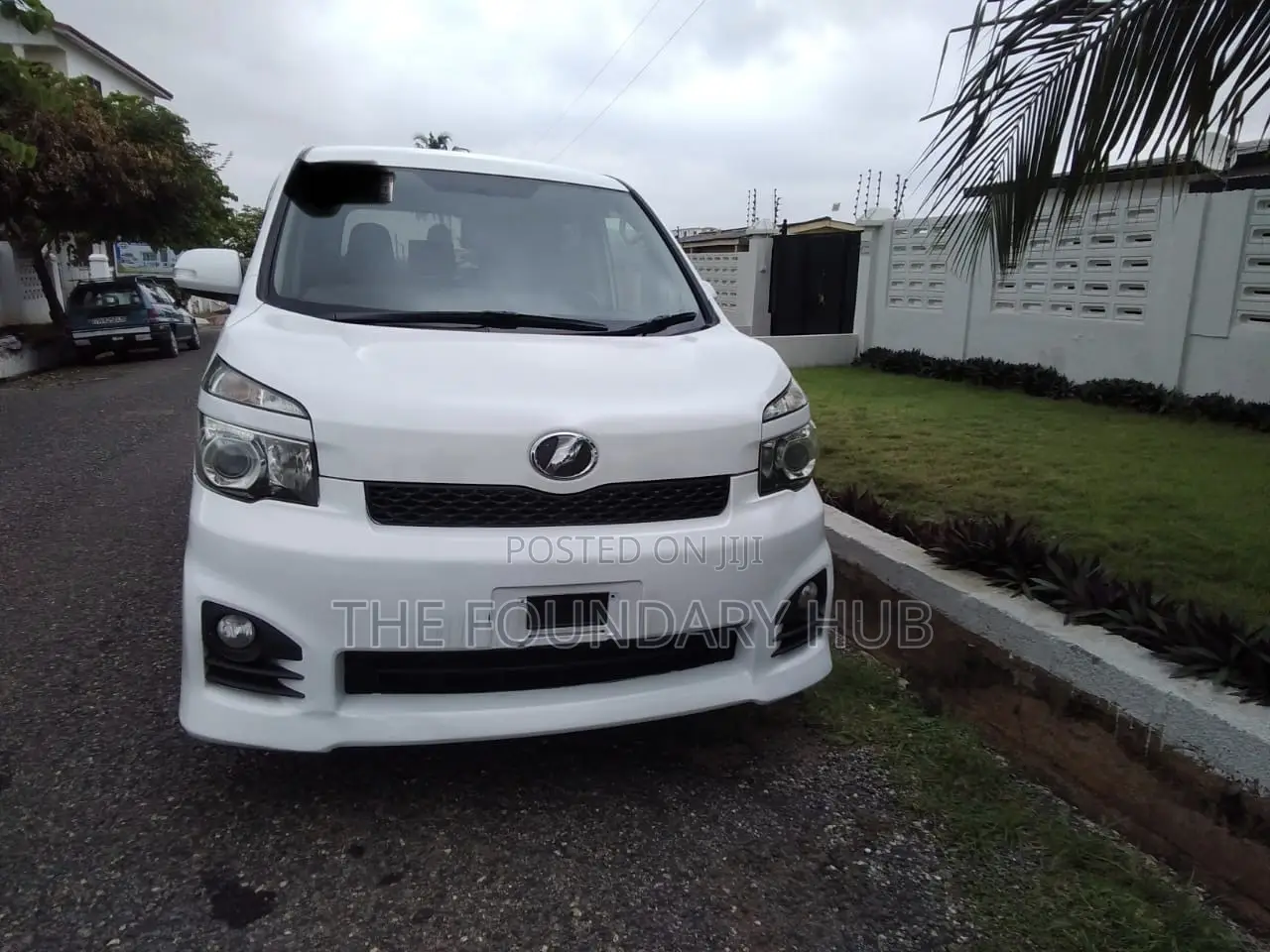 Toyota Voxy X L Edition 4WD 8-Seater 2011 White