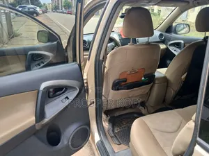 Toyota RAV4 2011 Gold