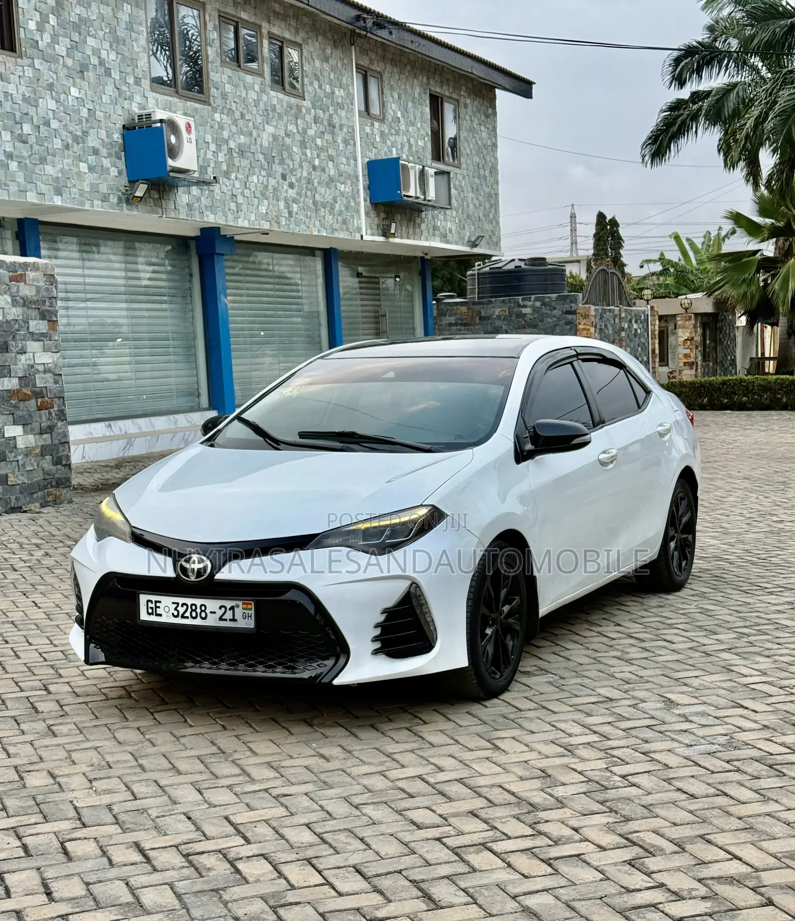 Toyota Corolla SE Special Edition 4dr Sedan (1.8L 4cyl CVT) 2017 White