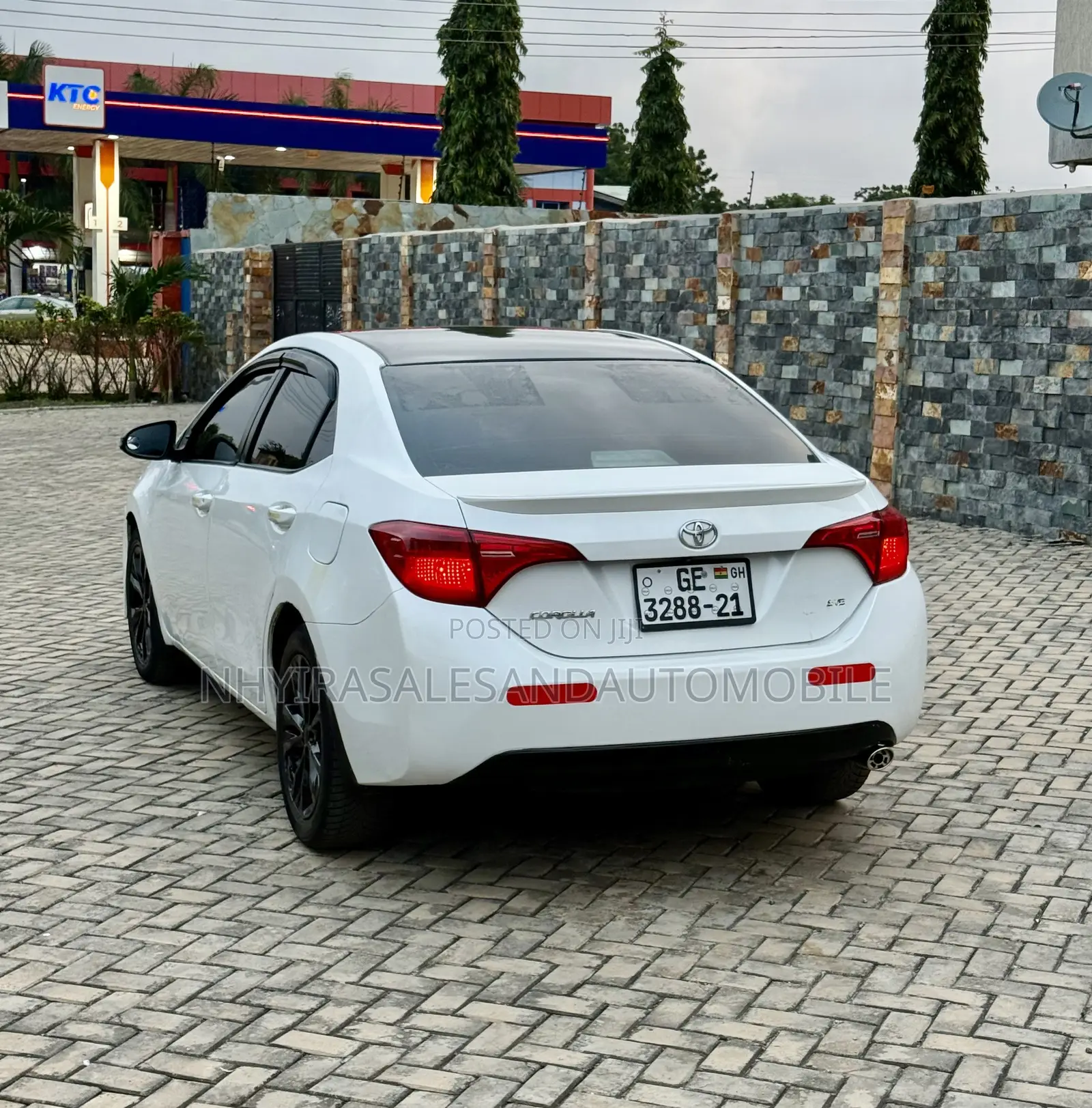 Toyota Corolla SE Special Edition 4dr Sedan (1.8L 4cyl CVT) 2017 White
