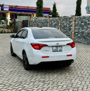 Toyota Corolla SE Special Edition 4dr Sedan (1.8L 4cyl CVT) 2017 White
