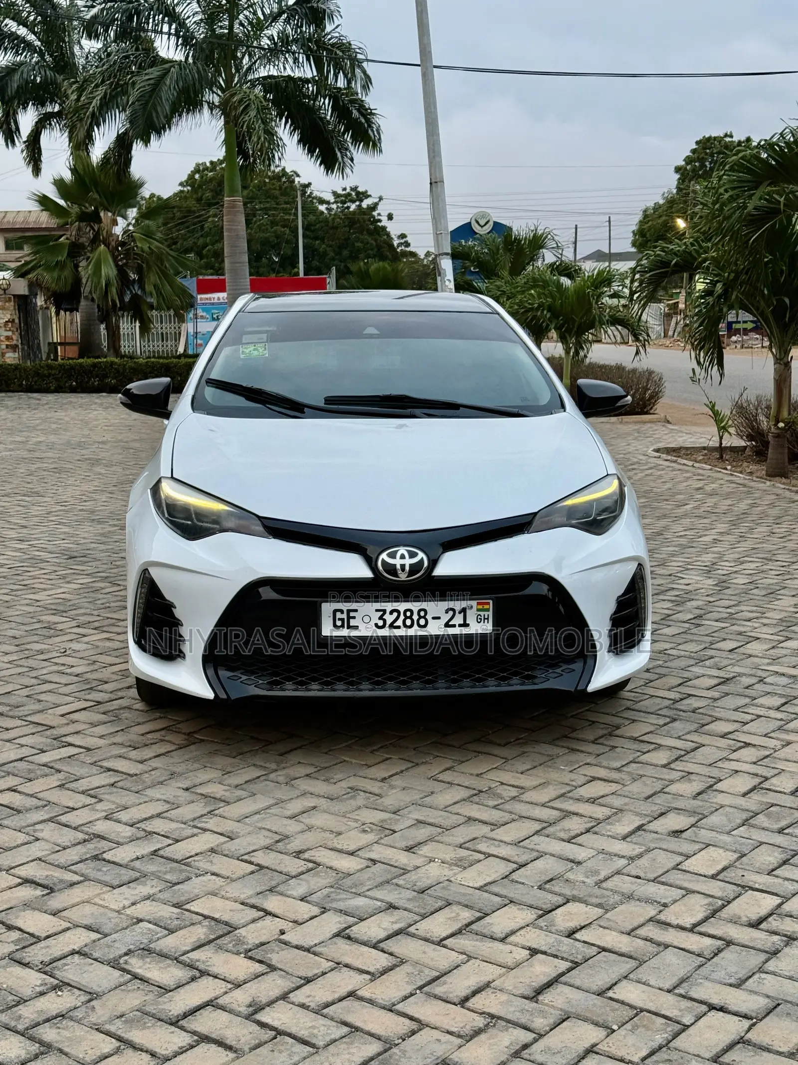 Toyota Corolla SE Special Edition 4dr Sedan (1.8L 4cyl CVT) 2017 White