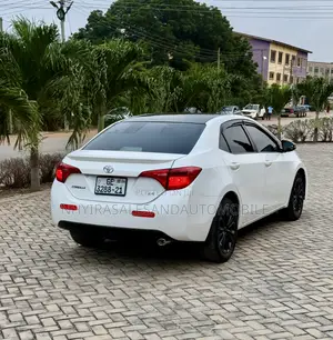 Toyota Corolla SE Special Edition 4dr Sedan (1.8L 4cyl CVT) 2017 White