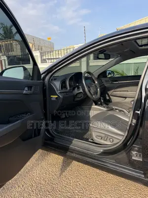 Hyundai Elantra Limited Sedan FWD (2.0L 4cyl 6A) 2017 Black