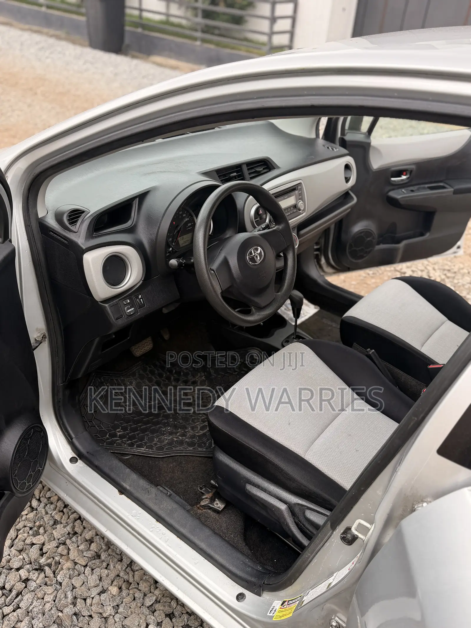 Toyota Yaris LE Hatchback 5dr 2012 Silver