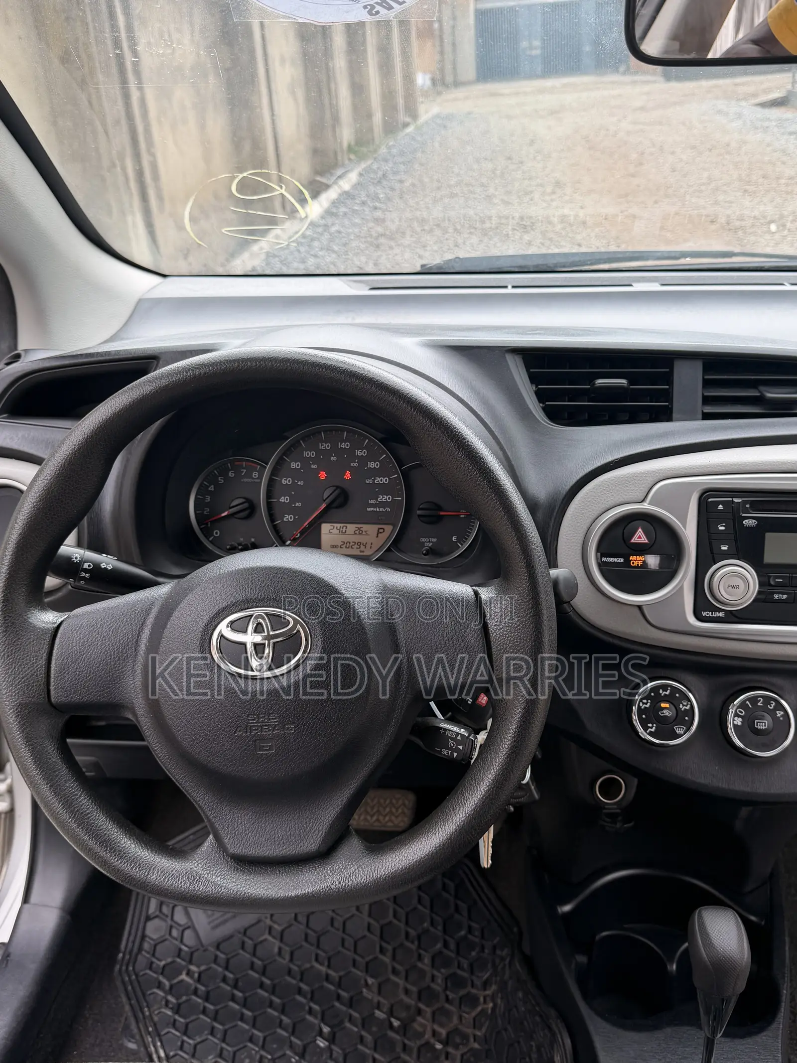 Toyota Yaris LE Hatchback 5dr 2012 Silver