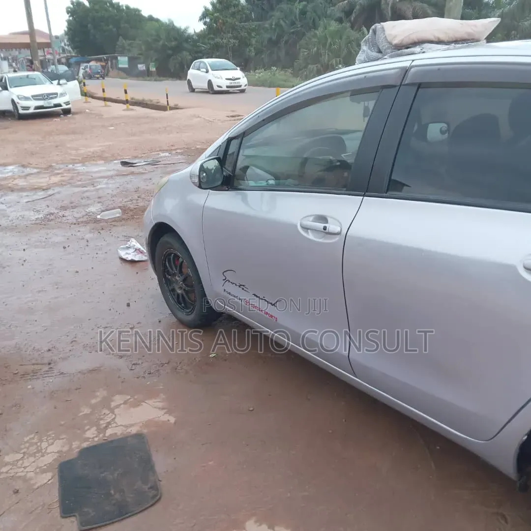 Toyota Vitz 2010 Gray
