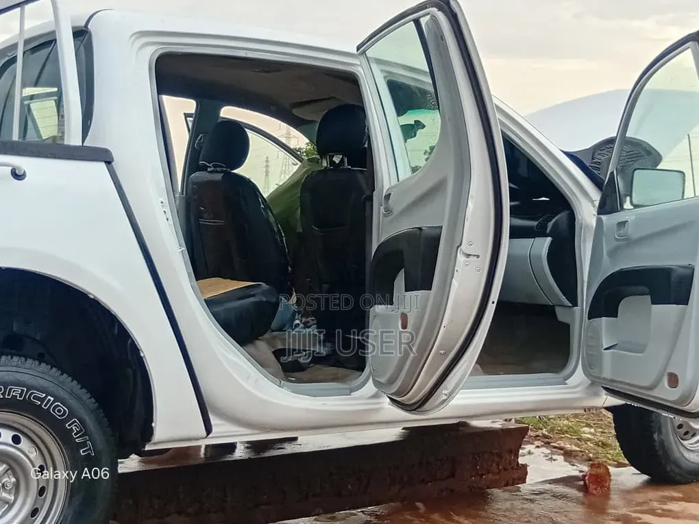 Mitsubishi L200 2010 White