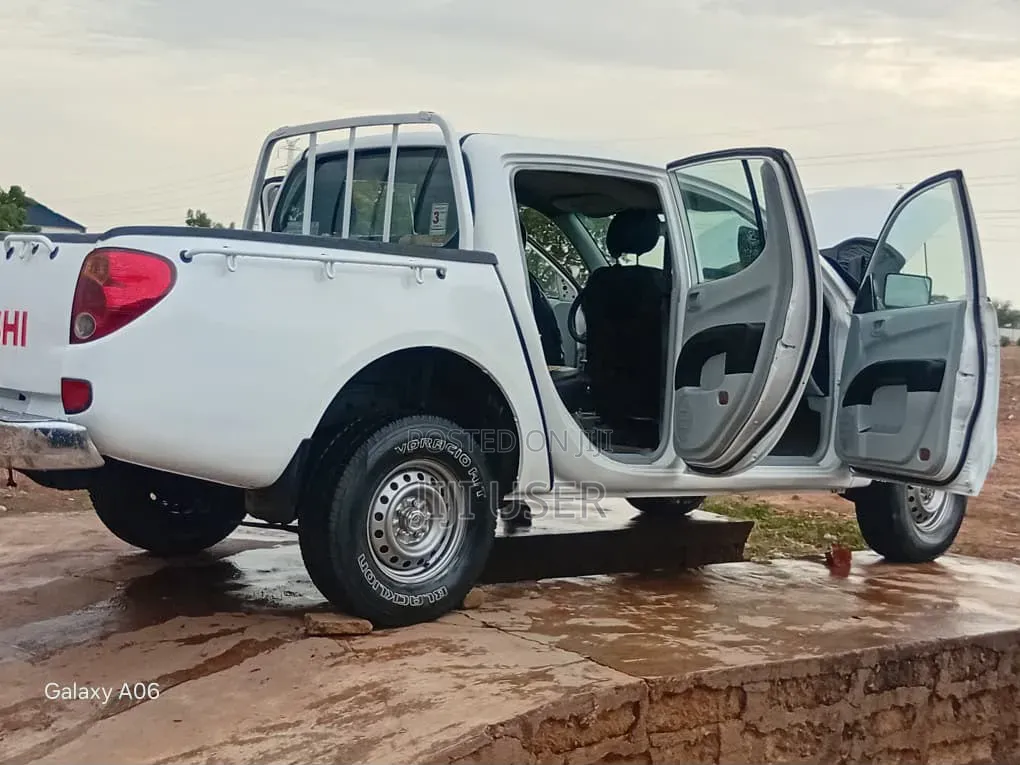 Mitsubishi L200 2010 White