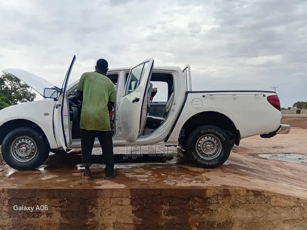 Mitsubishi L200 2010 White