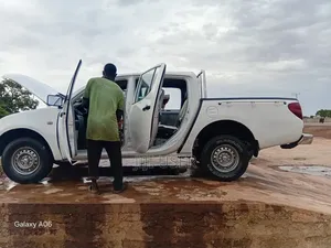 Mitsubishi L200 2010 White