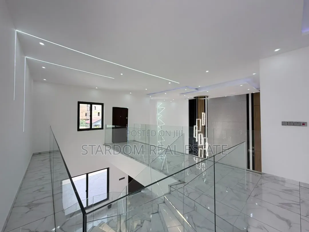 4bdrm Duplex in Ashaley Botwe, School Junction for sale