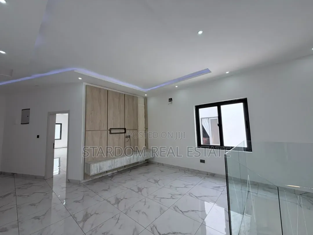 4bdrm Duplex in Ashaley Botwe, School Junction for sale