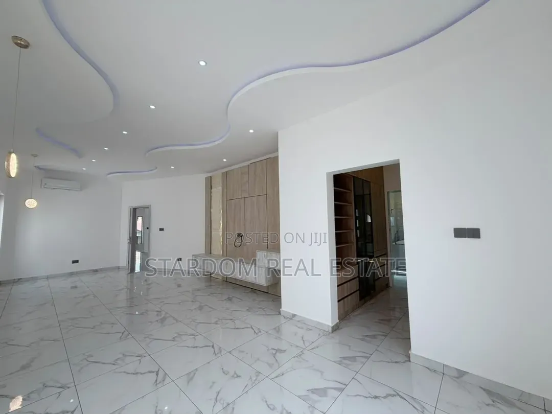 4bdrm Duplex in Ashaley Botwe, School Junction for sale