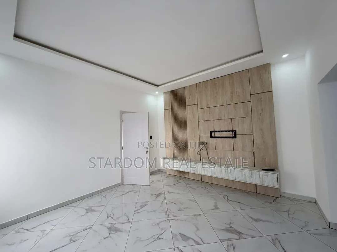 4bdrm Duplex in Ashaley Botwe, School Junction for sale