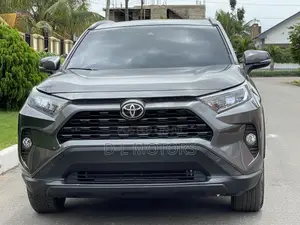 Toyota RAV4 XLE 2021 Gray