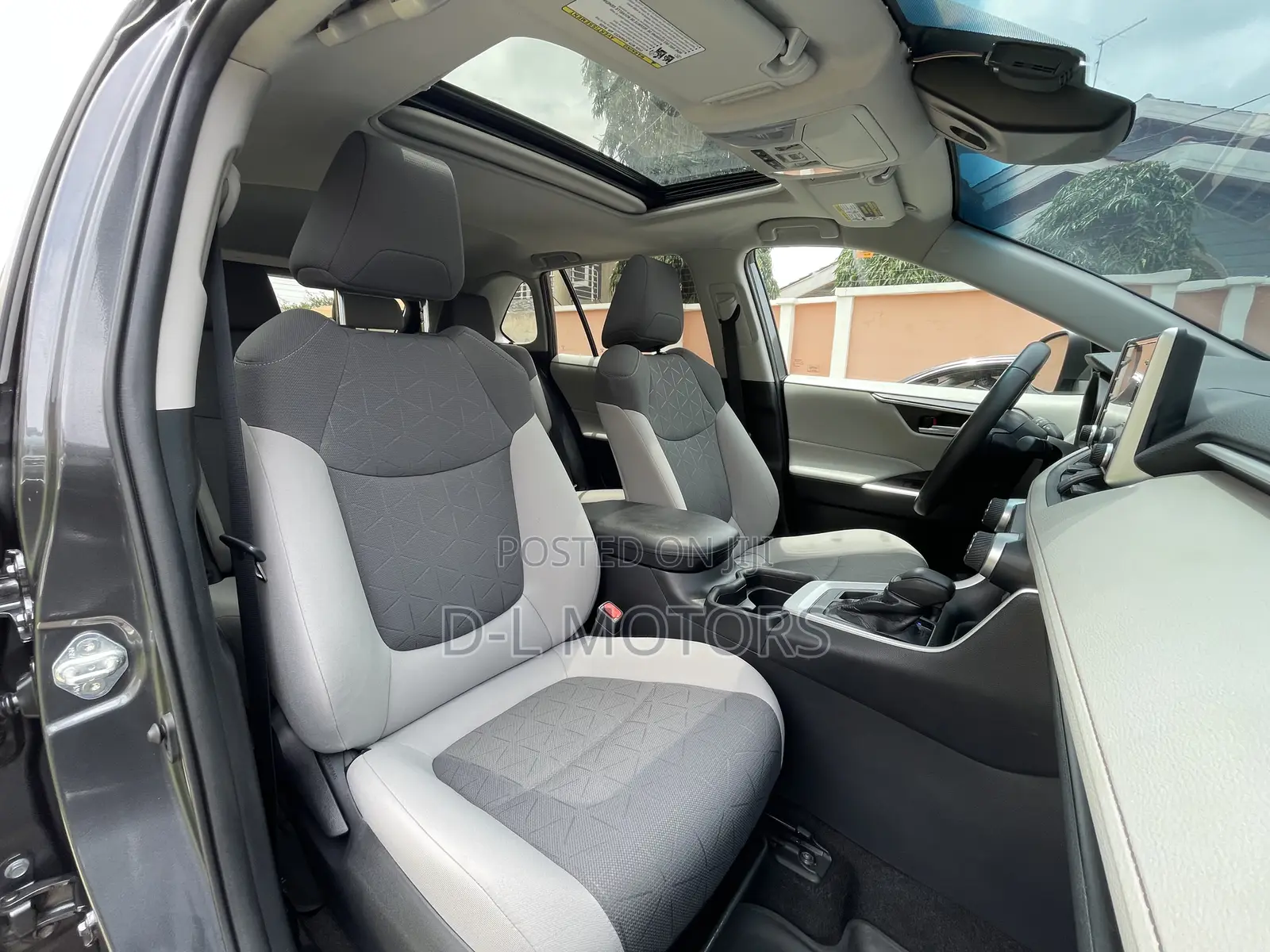 Toyota RAV4 XLE 2021 Gray