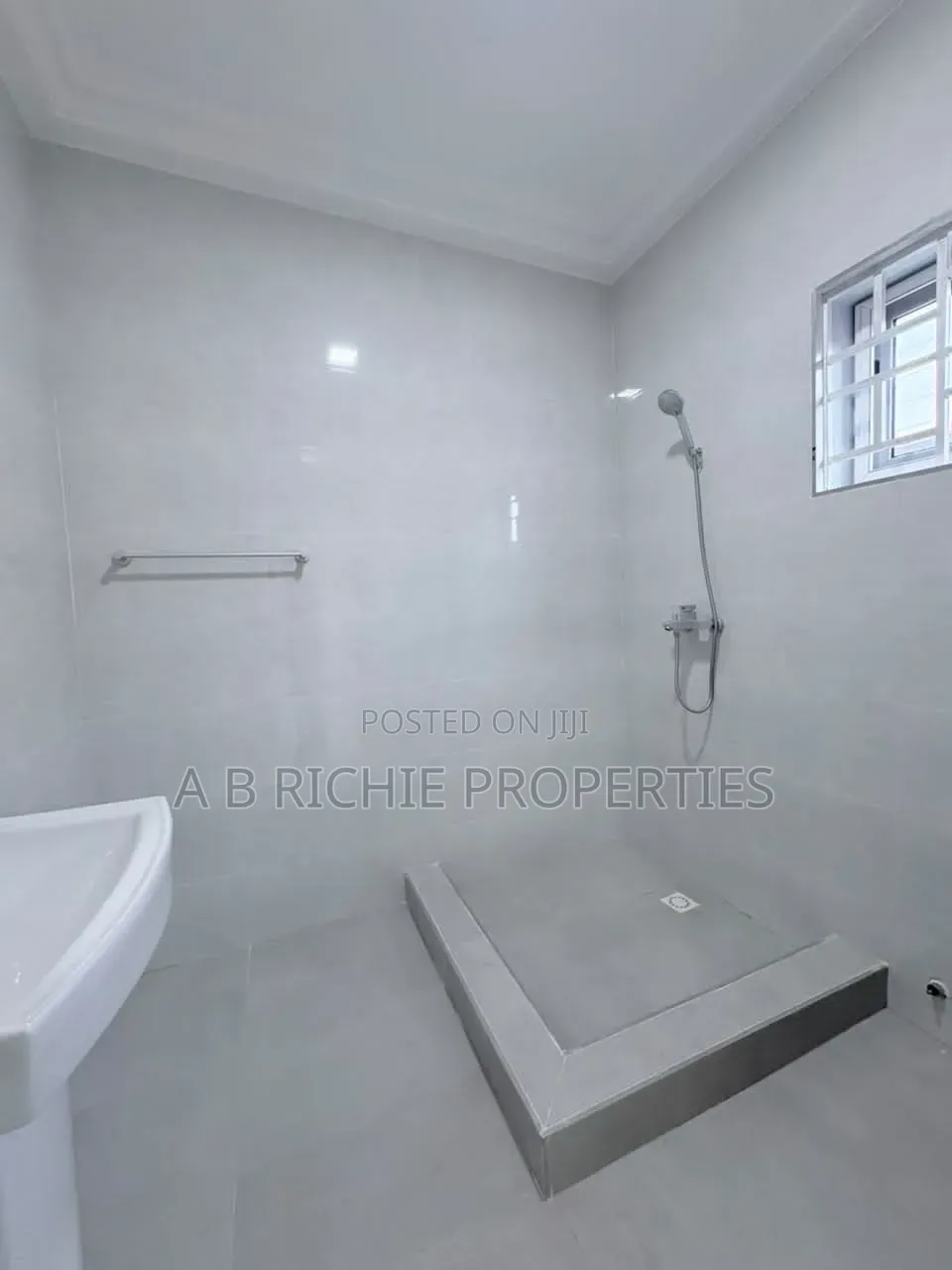 3bdrm House in Ab Richie Properties, Baatsona Total for rent