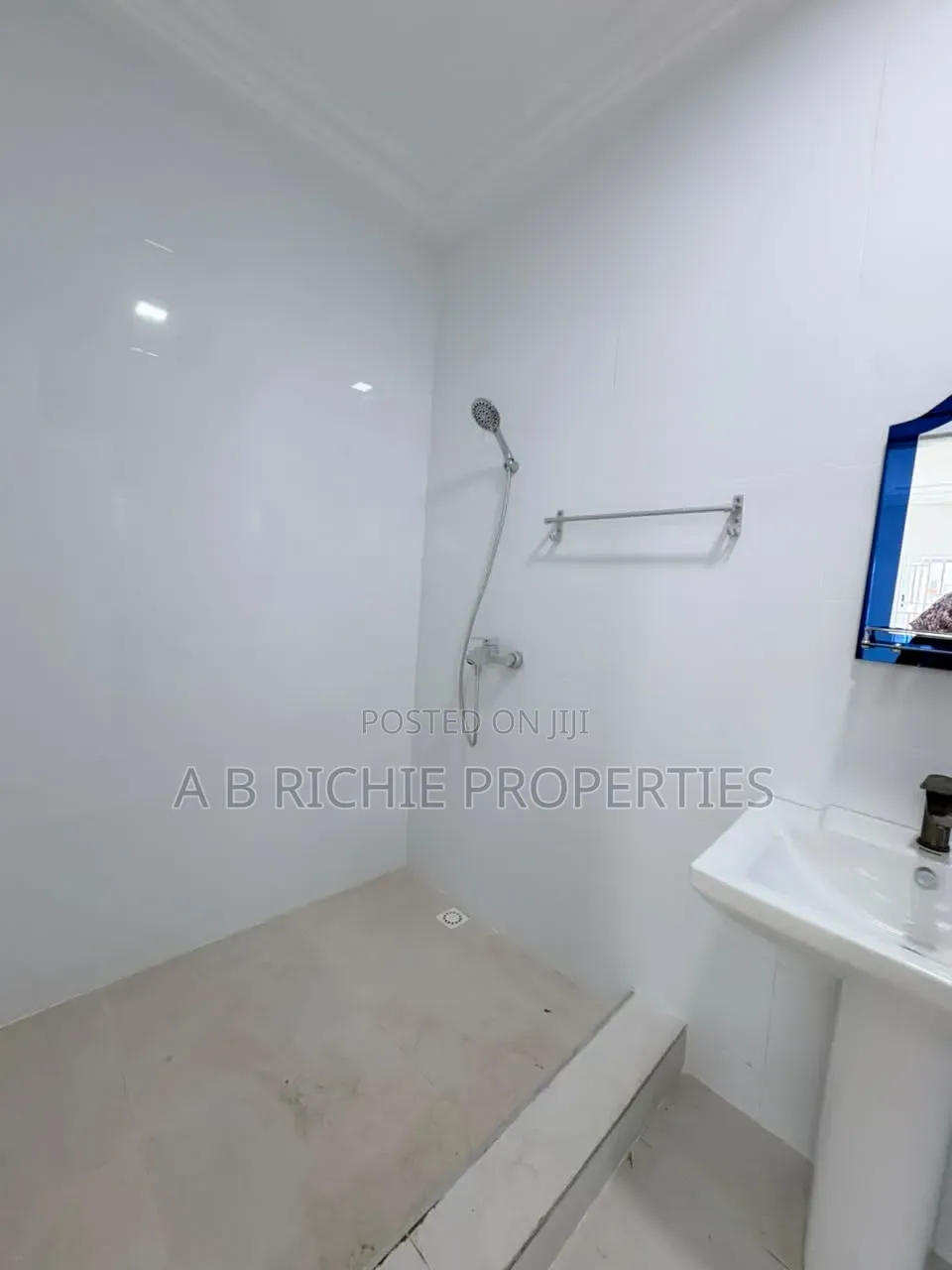 3bdrm House in Ab Richie Properties, Baatsona Total for rent