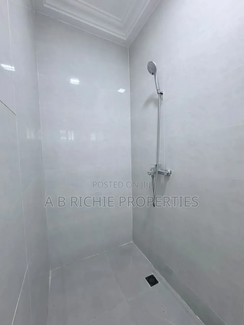 3bdrm House in Ab Richie Properties, Baatsona Total for rent