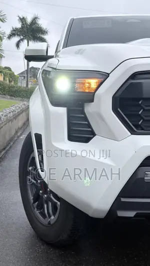 Toyota Tacoma 2024 White