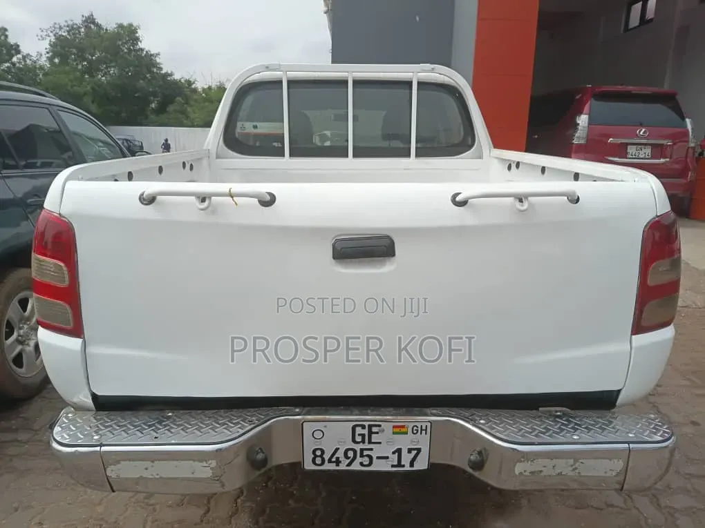 Mitsubishi L200 2011 White