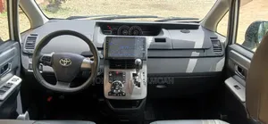 Toyota Vitz 2010 Silver