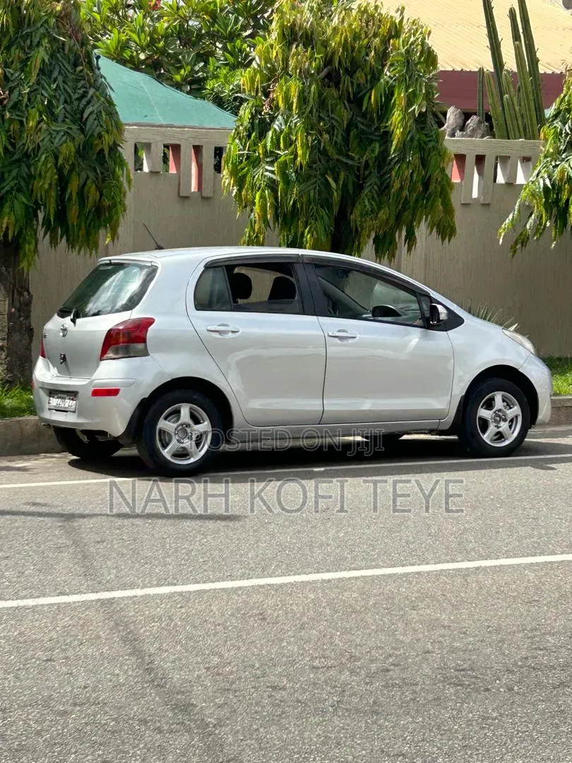 Toyota Vitz 2010 Gray