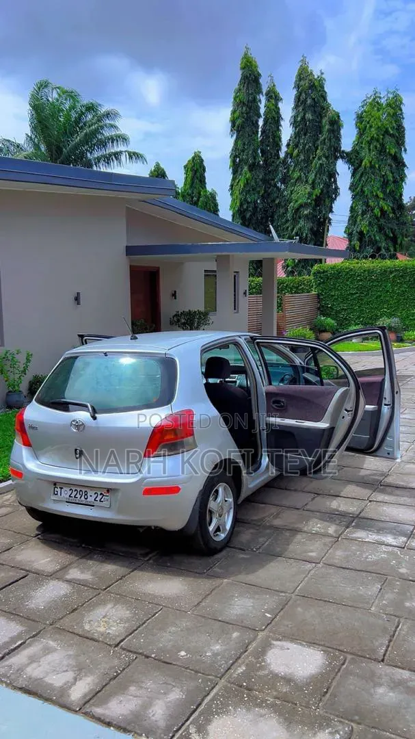 Toyota Vitz 2010 Gray