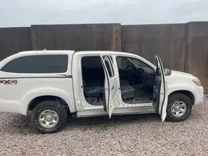 Toyota Hilux 2012 White