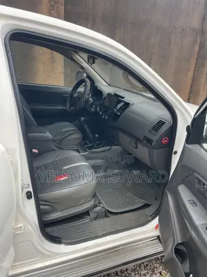 Toyota Hilux 2012 White