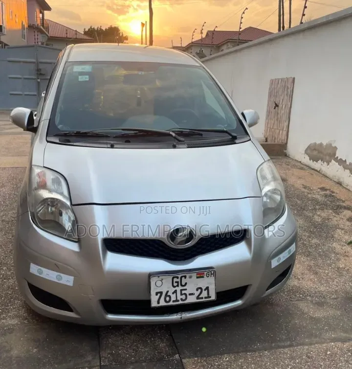 Toyota Vitz 2010 Silver