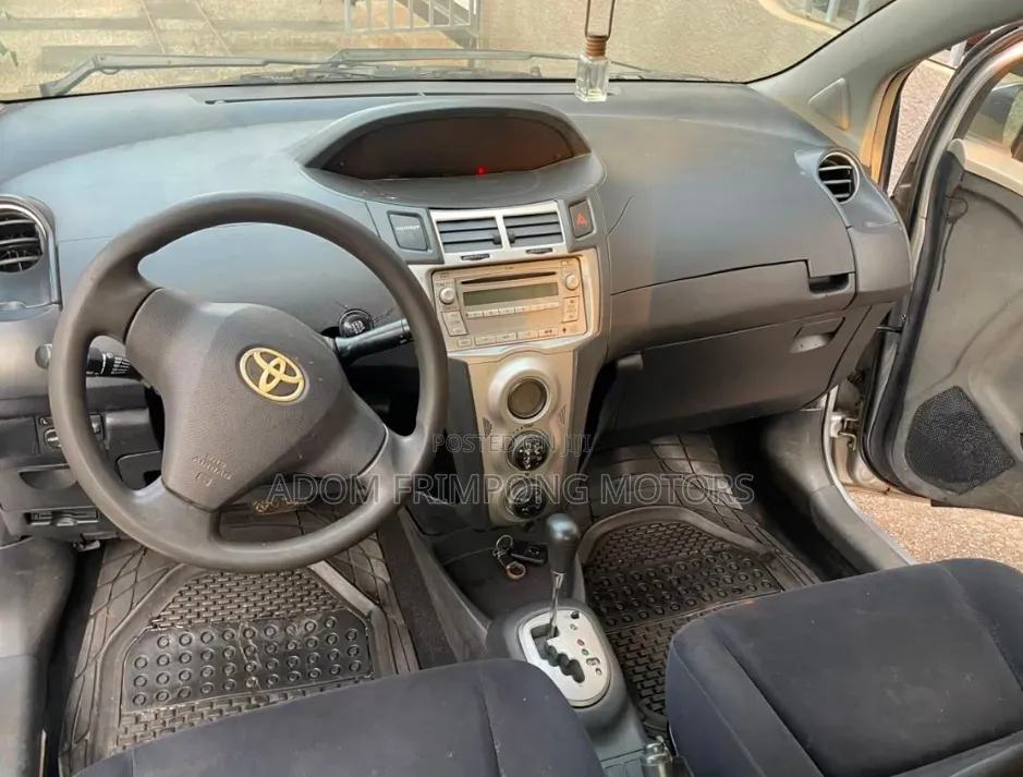Toyota Vitz 2010 Silver