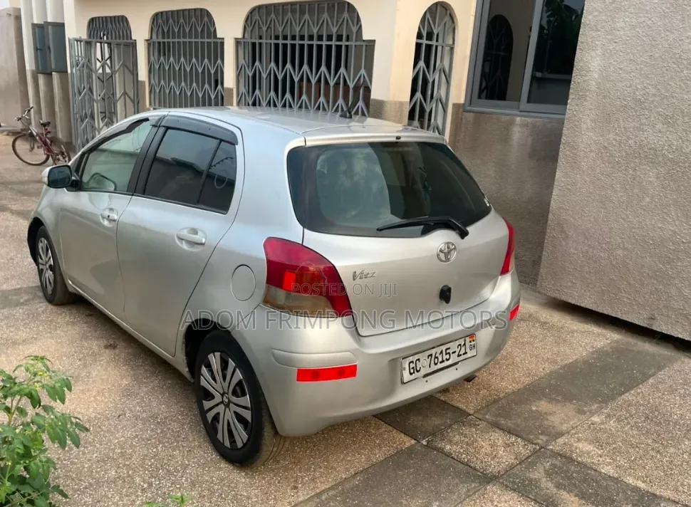 Toyota Vitz 2010 Silver