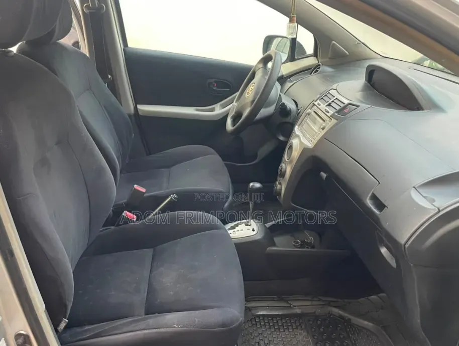 Toyota Vitz 2010 Silver