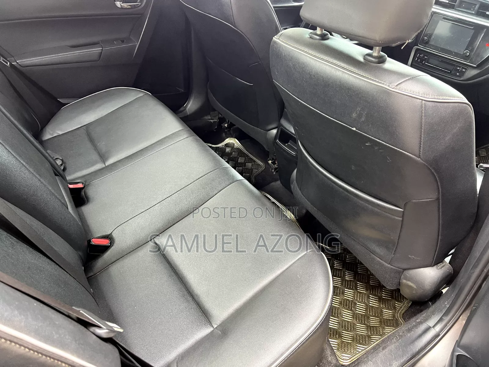 Toyota Corolla XLE (1.8L 4cyl 2A) 2018 Gray