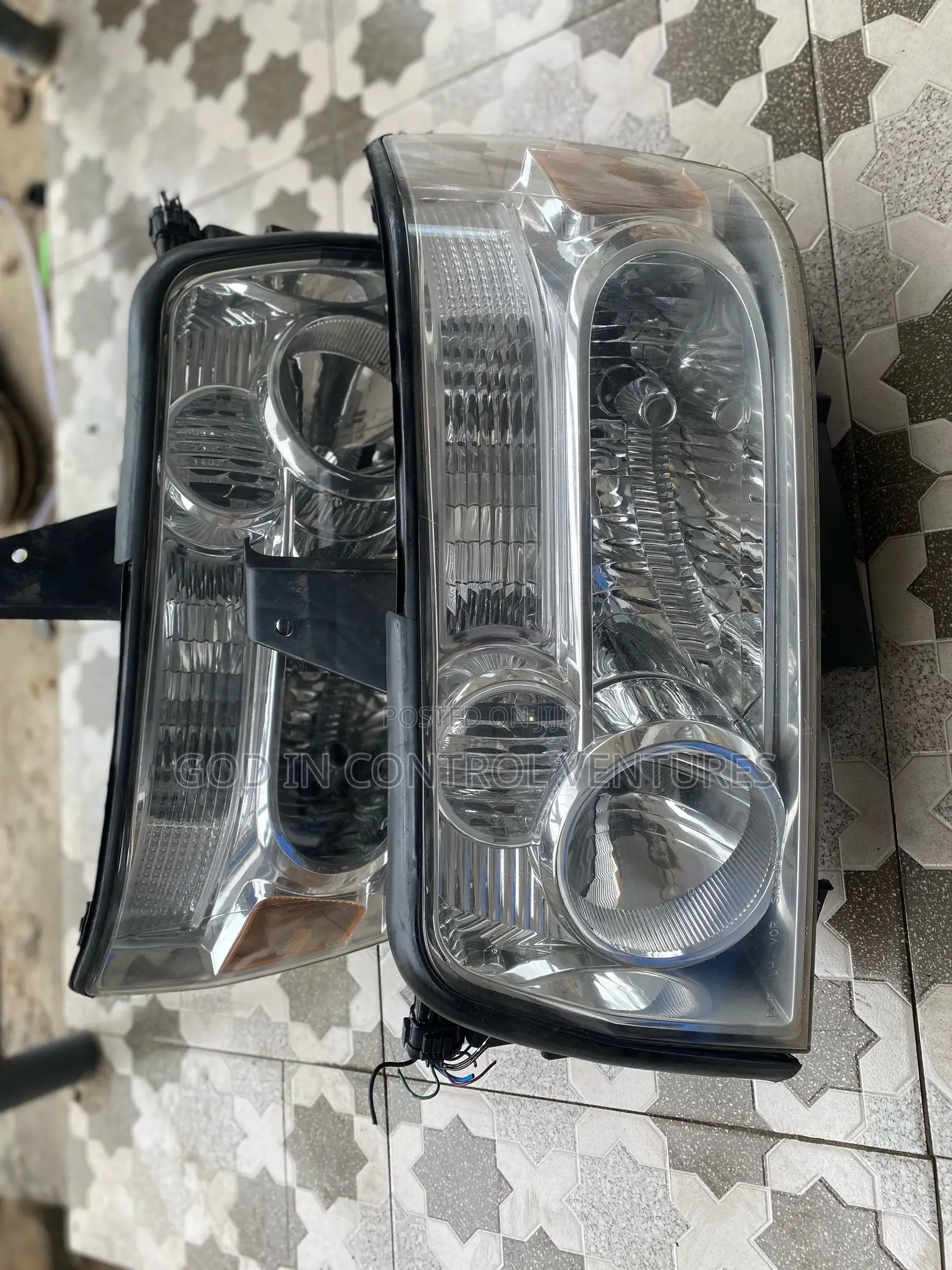 Infiniti QX 56 Headlight