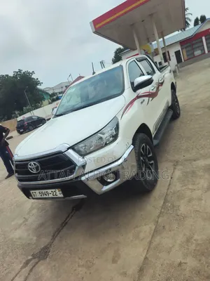 Toyota Hilux 2022 White