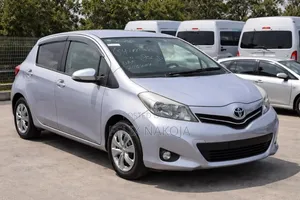 Toyota Vitz 2013 Silver