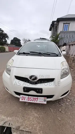Toyota Vitz 2010 White