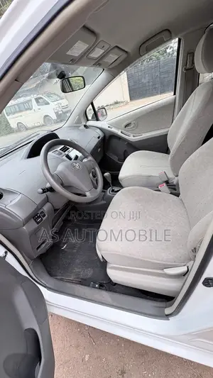 Toyota Vitz 2010 White
