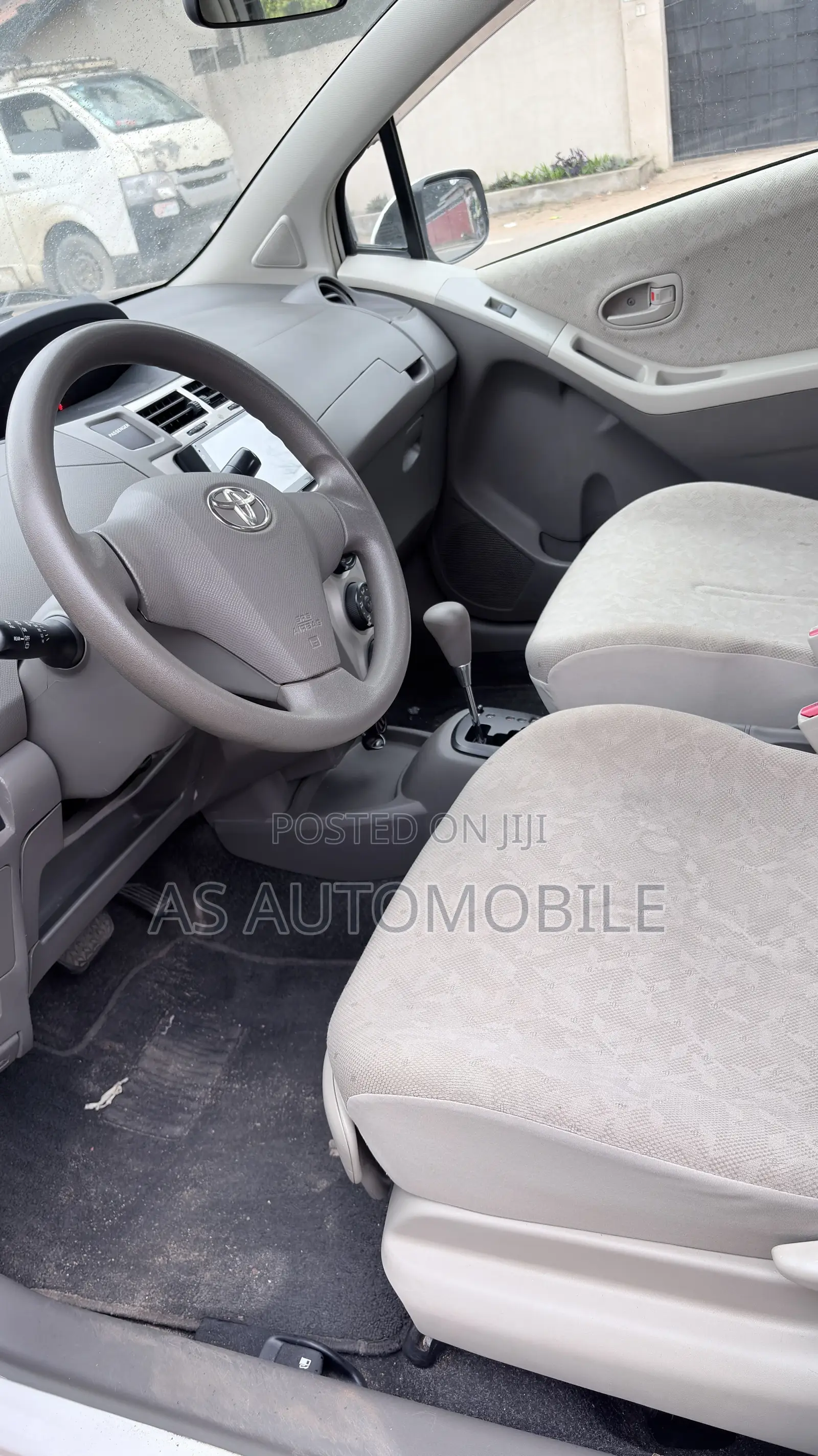 Toyota Vitz 2010 White