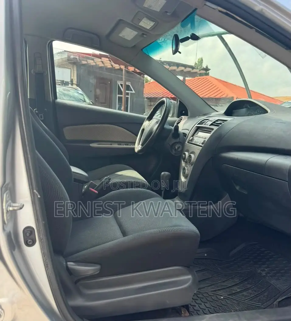 Toyota Yaris 2012 Gray