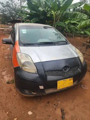 Toyota Vitz 2010 Silver